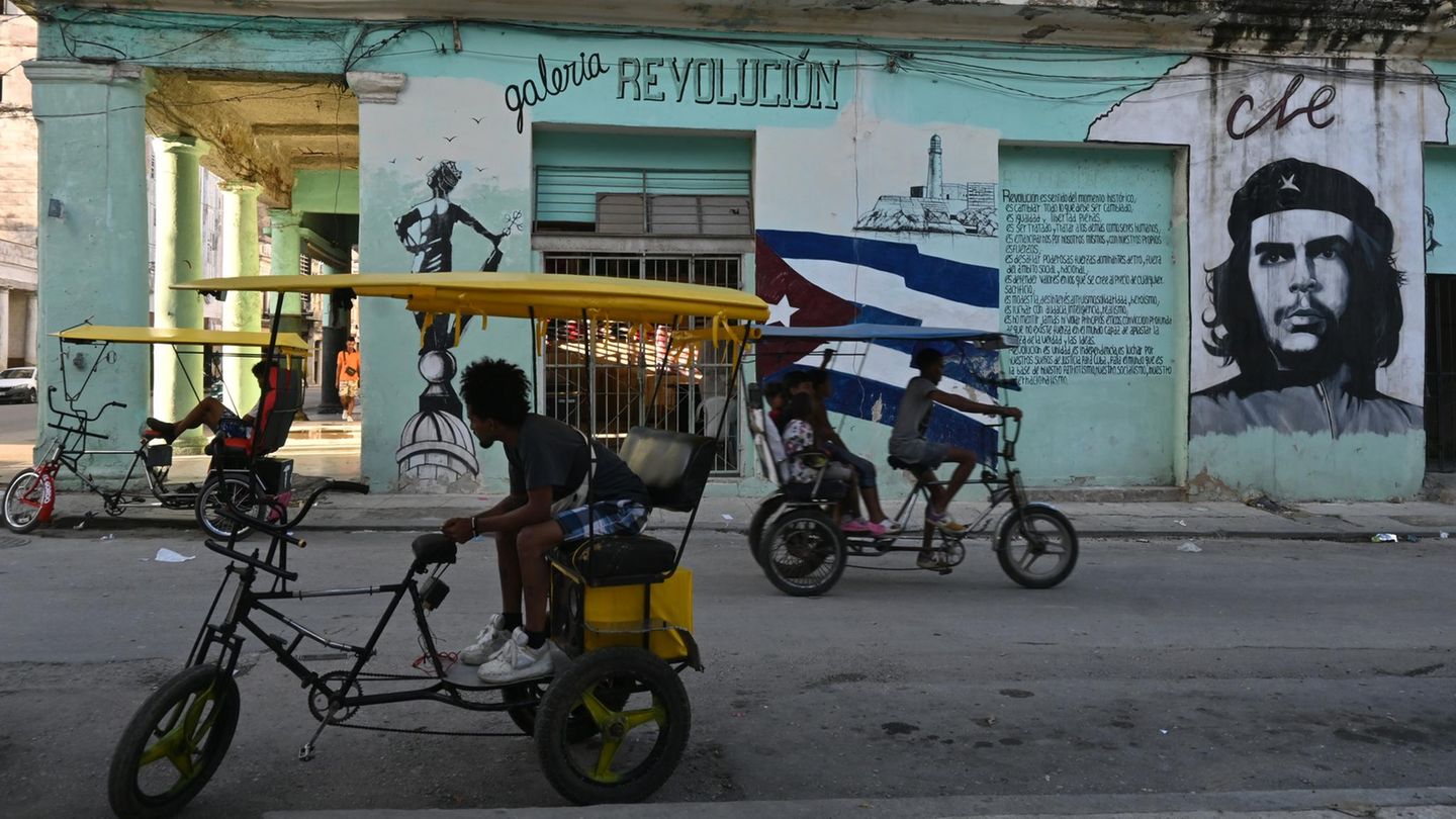 Aufmerksam blickt Kubas berühmter Revolutionär Che Guevara in die Straße. Der einst gefeierte Umsturz aber hat das Land nicht nur isoliert, sondern auch in bittere Armut gestürzt.