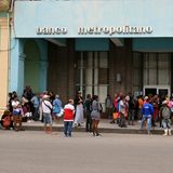 Wer auf Kuba Geld braucht, muss an den Bankschalter. Bargeldautomaten sind äußerst rar gesät und eigentlich nur für Touristen gedacht. Cash-Tipp: Euro statt Dollar mitnehmen. Die US-Währung wird nur gegen eine hohe Gebühr akzeptiert.