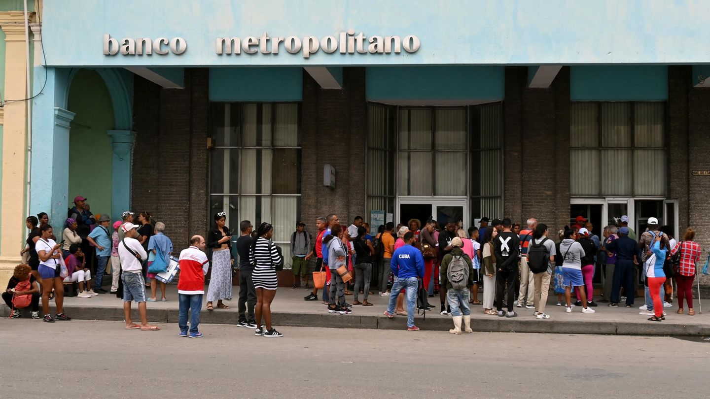 Wer auf Kuba Geld braucht, muss an den Bankschalter. Bargeldautomaten sind äußerst rar gesät und eigentlich nur für Touristen gedacht. Cash-Tipp: Euro statt Dollar mitnehmen. Die US-Währung wird nur gegen eine hohe Gebühr akzeptiert.