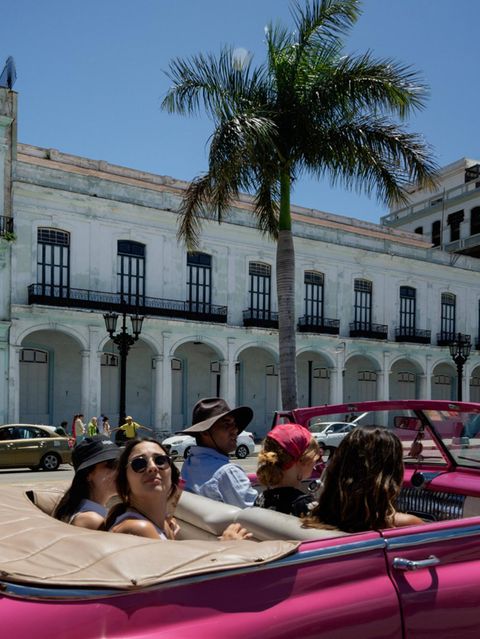Touristinnen fahren in Havana mit einem Cabrio durch die Stadt