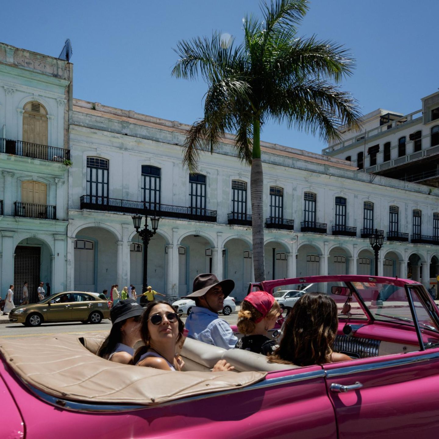 Touristinnen fahren in Havana mit einem Cabrio durch die Stadt