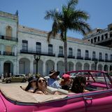 Touristinnen fahren in Havana mit einem Cabrio durch die Stadt