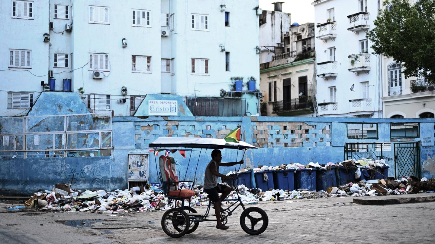 Seit Monaten bekommt Kuba kein Öl mehr. Seitdem herrscht die blanke Not. Es gibt kaum noch Strom und Benzin, der öffentliche Nahverkehr ist zusammengebrochen, In Krankenhäusern werden nur noch Notfälle operiert.