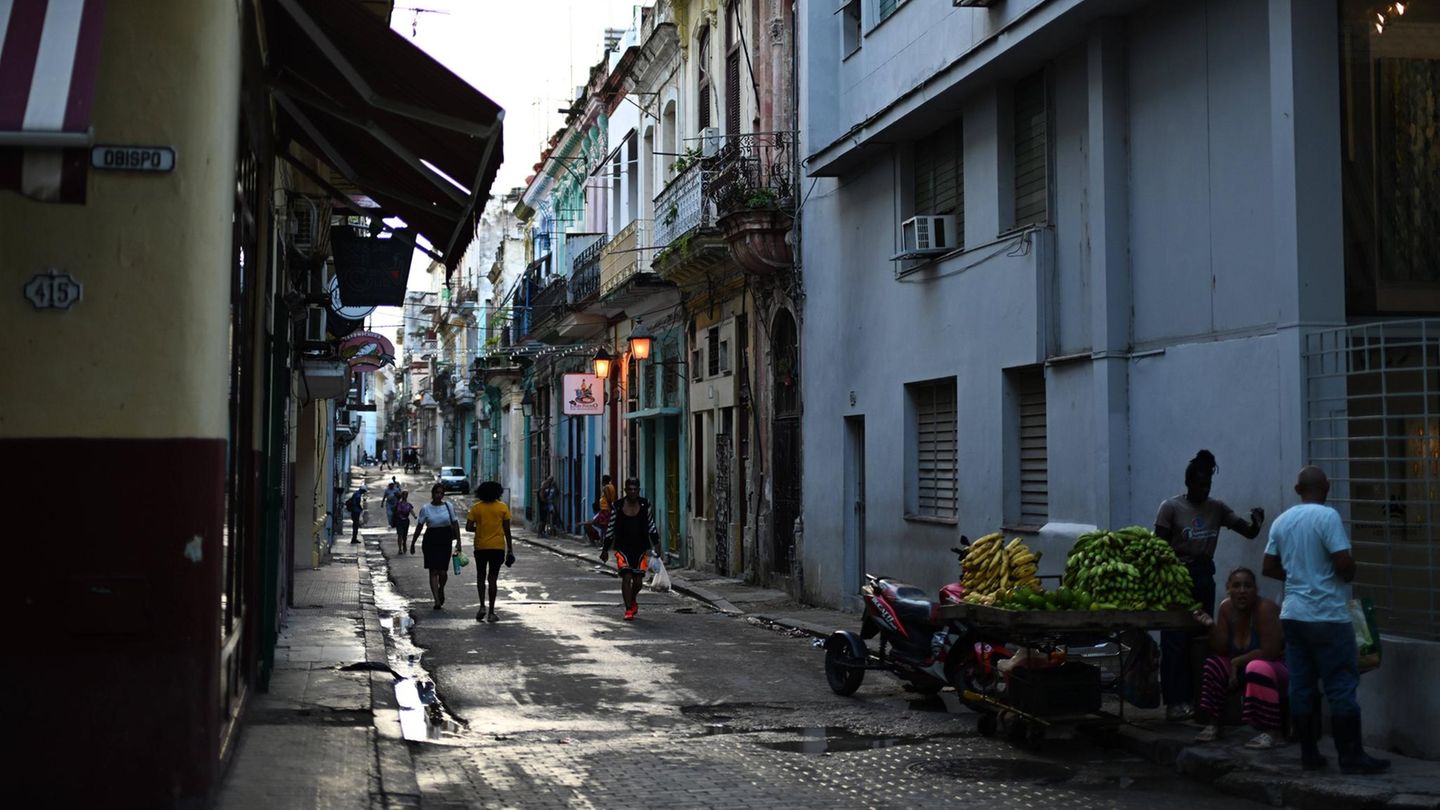 Die Versorgung der Inselbewohner war auch schon vor der Sanktionsverschärfung durch die USA mäßig. Aber ohne Treibstoff können Lebensmittel kaum noch transportiert werden.