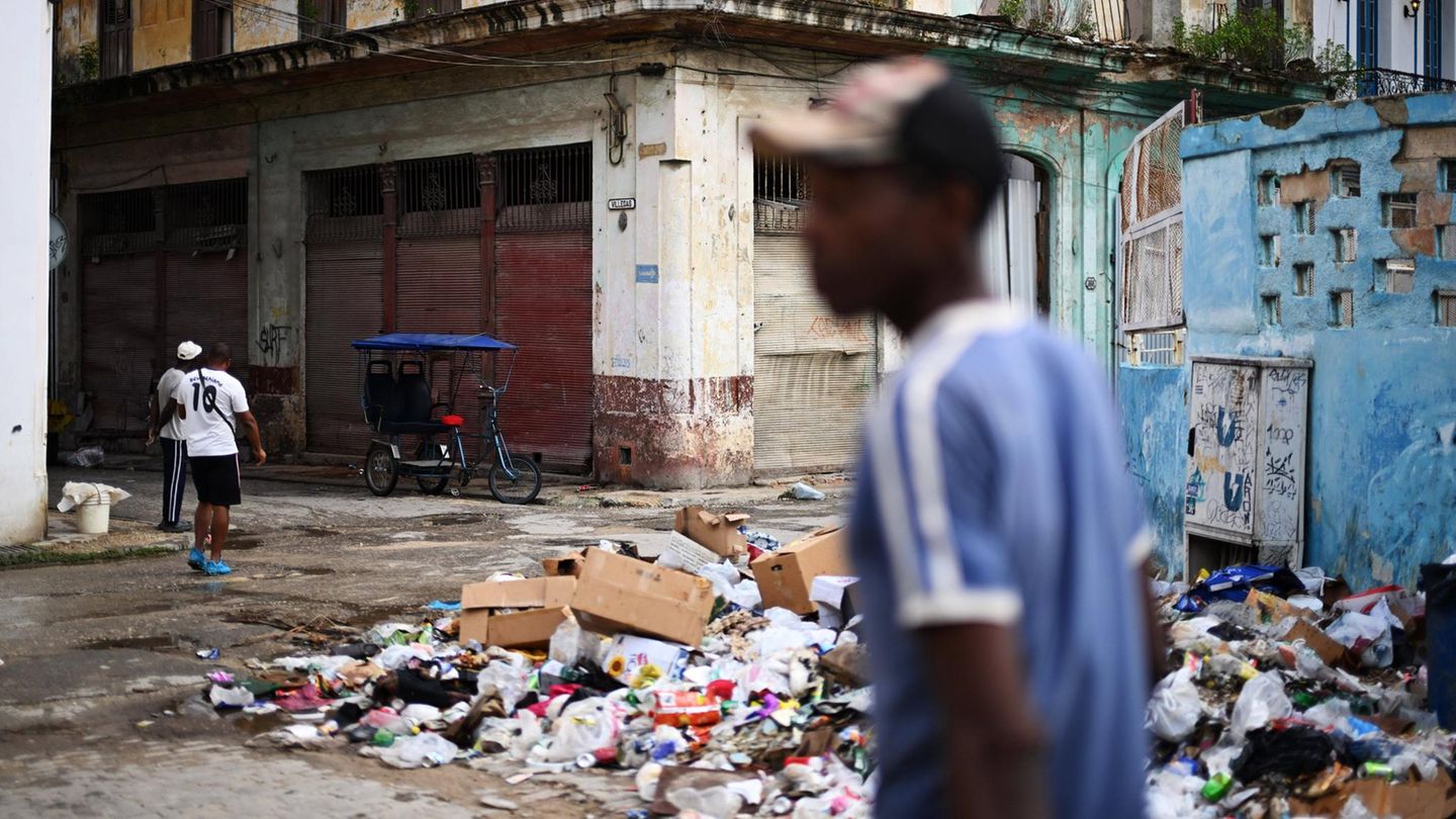 Weil auch keine Müllwagen mehr fahren, türmt sich auf den Straßen der Abfall.