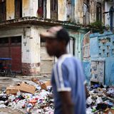 Weil auch keine Müllwagen mehr fahren, türmt sich auf den Straßen der Abfall.