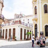 Die Krise schlägt sich auch auf den Tourismus nieder. Hotels müssen schließen, immer weniger Flüge landen auf der Insel. Zuletzt hat sich die Zahl der Besucher fast halbiert. Gerade einmal zwei Millionen Menschen wollen sehen, was der Castro-Sozialismus aus dem Land gemacht hat. 