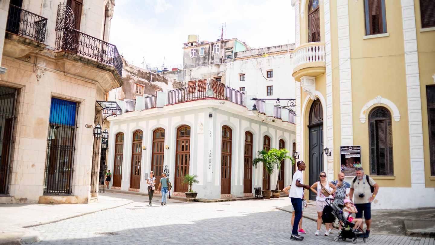 Die Krise schlägt sich auch auf den Tourismus nieder. Hotels müssen schließen, immer weniger Flüge landen auf der Insel. Zuletzt hat sich die Zahl der Besucher fast halbiert. Gerade einmal zwei Millionen Menschen wollen sehen, was der Castro-Sozialismus aus dem Land gemacht hat. 