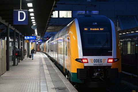 Der Regionalexpress hatte gerade den Hauptbahnhof Brandenburg verlassen. (Symbolbild) Foto: Soeren Stache/dpa