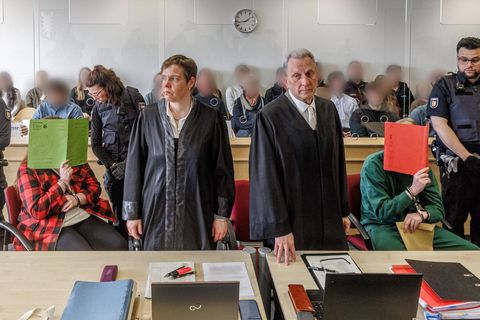 Katja M. (l.) und Kim H. vor dem Landgericht Itzehoe. Sie sind angeklagt, ihr Baby ermordet zu haben