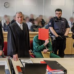 Katja M. (l.) und Kim H. vor dem Landgericht Itzehoe. Sie sind angeklagt, ihr Baby ermordet zu haben