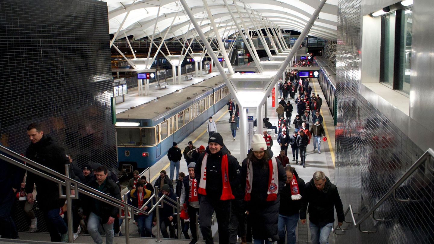 Die U-Bahn soll Fußballfans am Mittwochabend mit einem Notfahrplan zur Allianz Arena bringen. (Archivbild) Foto: Michael Faulhab