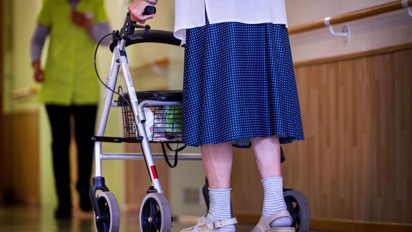 Welche Folgen hat es, dass die Zahl der Pflegebedürftigen in MV zunimmt? (Symbolbild) Foto: Jens Büttner/dpa