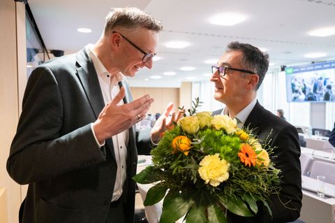 Der bisherige Fraktionschef der Grünen im Landtag, Andreas Schwarz (links), bleibt zunächst weiter Vorsitzender der Fraktion. (A