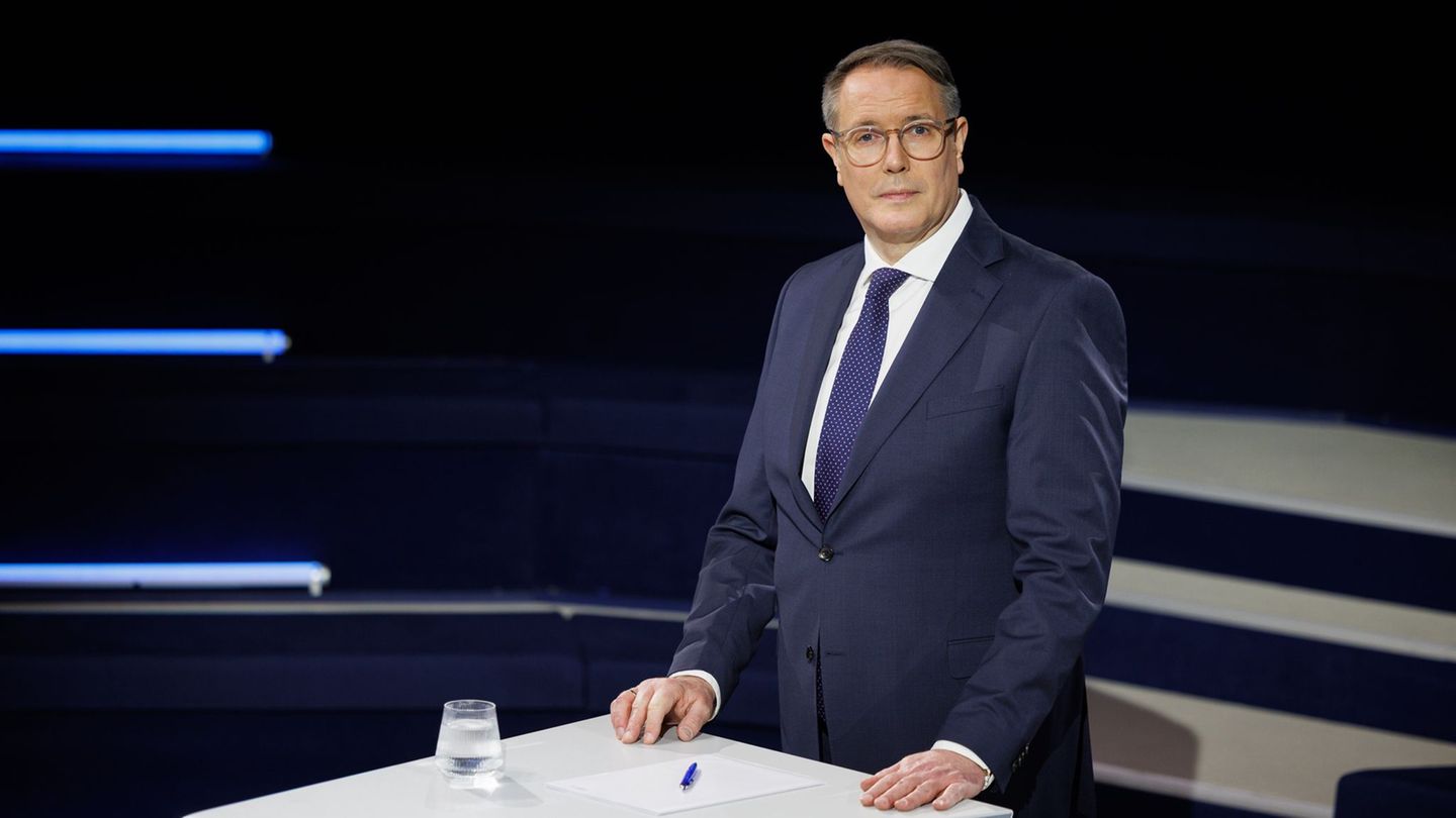 Ministerpräsident Schweitzer wünscht sich mehr Bewegung im Chemiedialog. (Archivbild) Foto: Hannes P. Albert/dpa