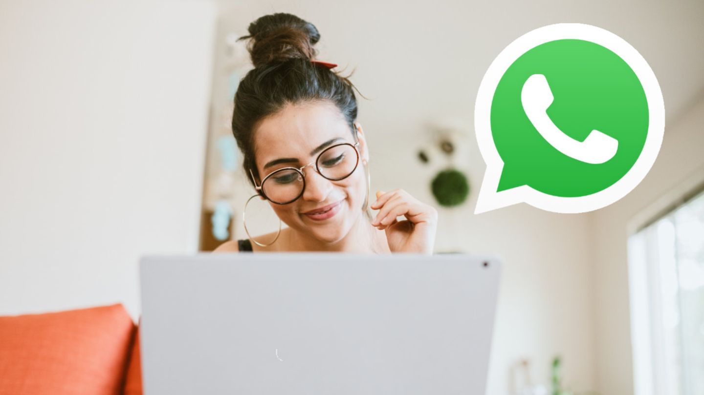 Eine Frau sitzt am Rechner, rechts von ihr ist das Whatsapp-Symbol zu sehen