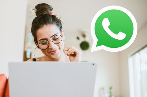 Eine Frau sitzt am Rechner, rechts von ihr ist das Whatsapp-Symbol zu sehen