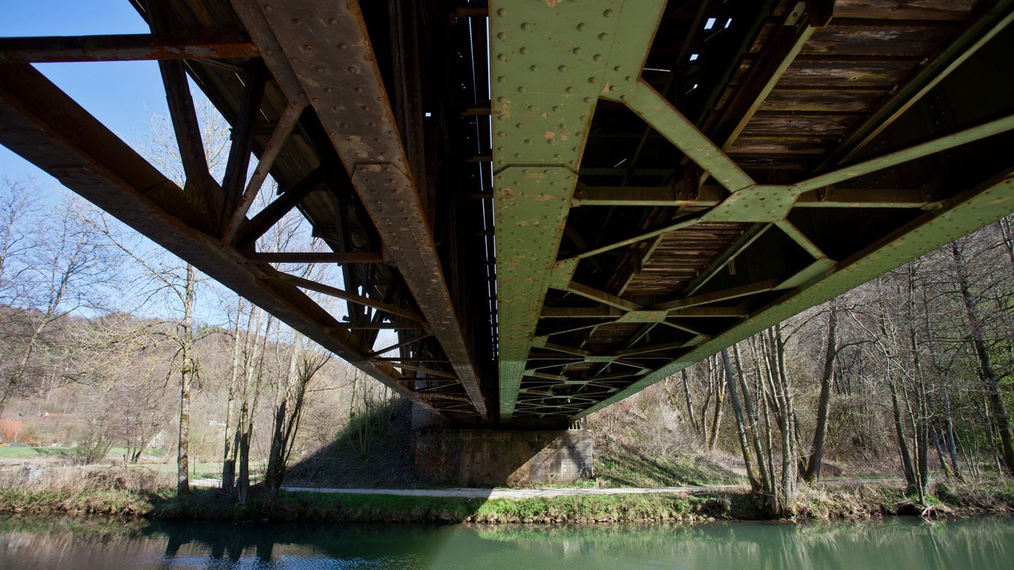 Nach der Stabilisierung von Brücken sollen im Mai wieder erste Züge rollen (Archivbild). Foto: Daniel Karmann/dpa