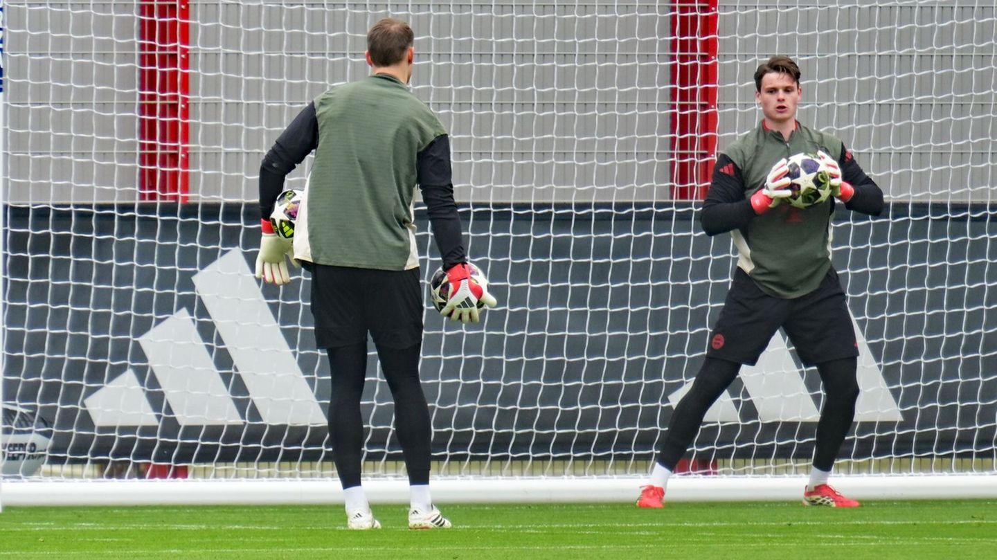 Jonas Urbig (r.) beim Abschlusstraining des FC Bayern mit Manuel Neuer