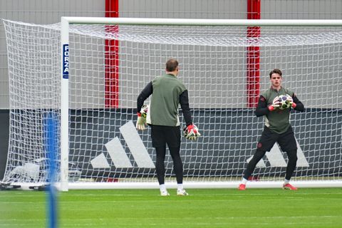 Jonas Urbig (r.) beim Abschlusstraining des FC Bayern mit Manuel Neuer