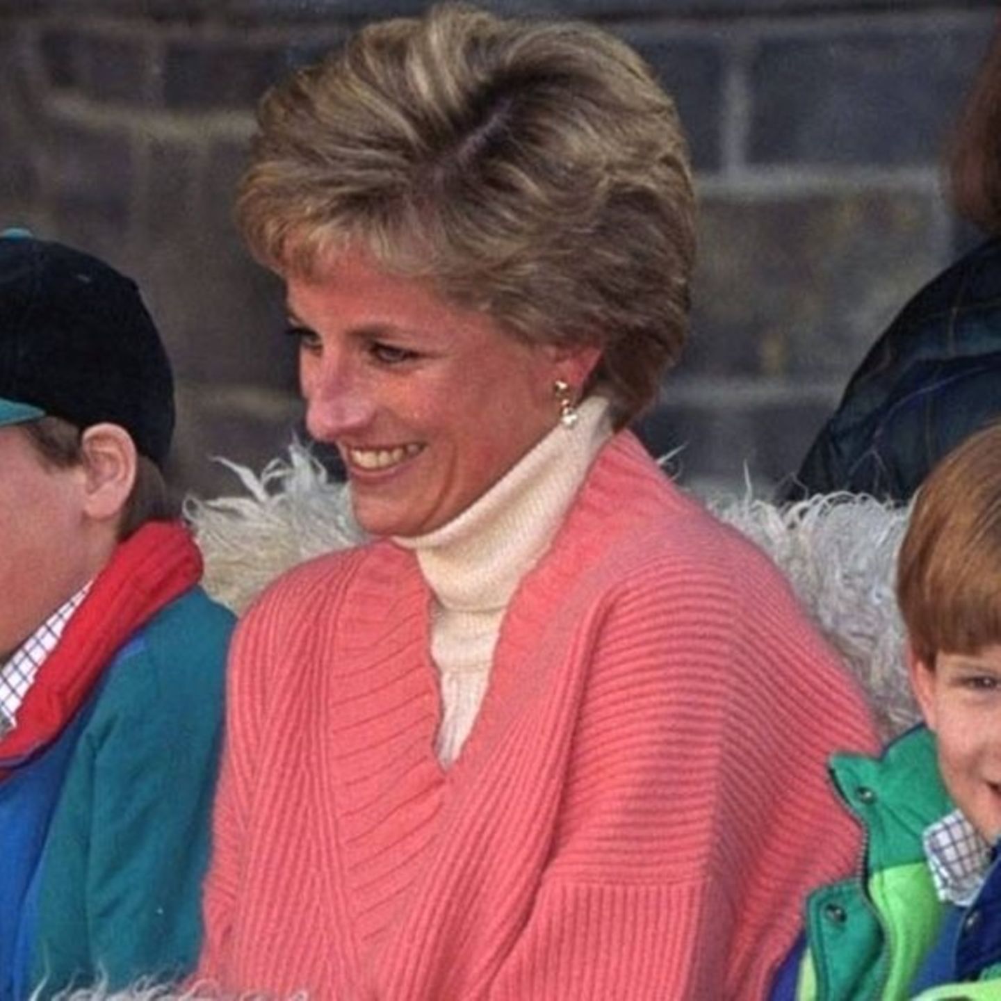 Prinzessin Diana mit Harry und William im Skiurlaub in Lech am Arlberg.