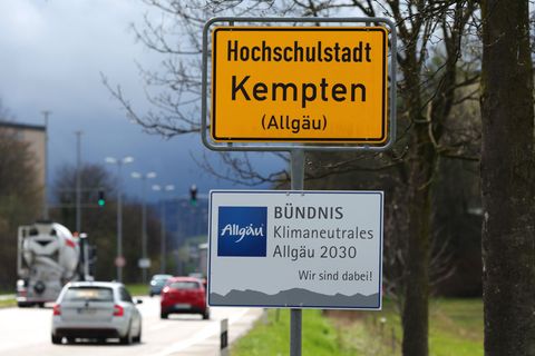Wegen des Einsatzes wurde die Bundesstraße 12 in Kempten zeitweise gesperrt. (Archivbild) Foto: Karl-Josef Hildenbrand/dpa