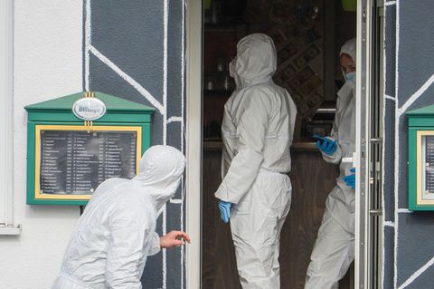 Beamte der Spurensicherung arbeiten in dem Lokal in Raunheim. Foto: Andreas Arnold/dpa
