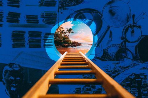 Eine Leiter führt zu einem Loch und einem Strand (Symbolbild Glück)