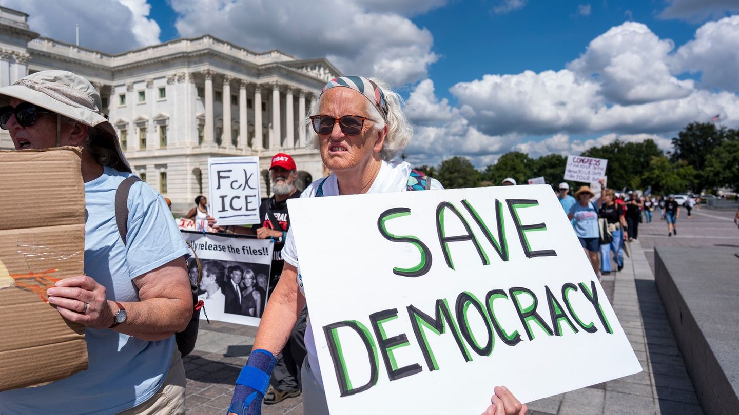 Die Demokratie ist laut einem neuen Bericht in vielen Ländern auf dem Rückzug - etwa in den USA. (Archivbild) Foto: J. Scott App