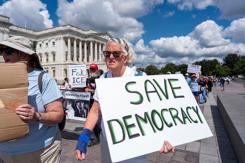 Die Demokratie ist laut einem neuen Bericht in vielen Ländern auf dem Rückzug - etwa in den USA. (Archivbild) Foto: J. Scott App
