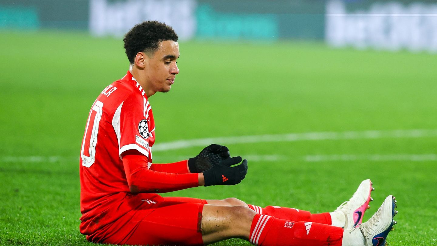 Jamal Musiala sitzt in Bergamo am Boden. Der Nationalspieler hat wieder Probleme am operierten linken Bein. (Archivbild) Foto: J