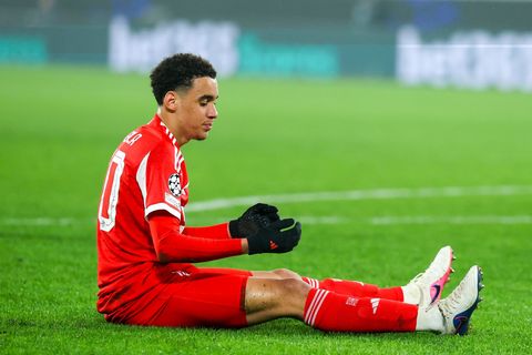 Jamal Musiala sitzt in Bergamo am Boden. Der Nationalspieler hat wieder Probleme am operierten linken Bein. (Archivbild) Foto: J