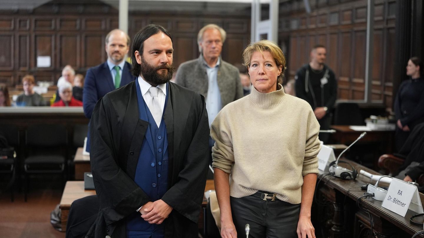 Christina Block und ihr Verteidiger Ingo Bott sitzen im Gerichtssaa