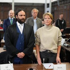 Christina Block und ihr Verteidiger Ingo Bott sitzen im Gerichtssaa