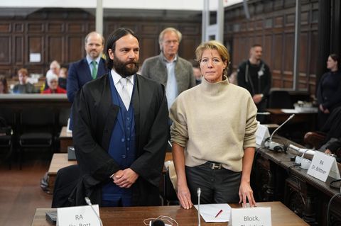Christina Block und ihr Verteidiger Ingo Bott sitzen im Gerichtssaa