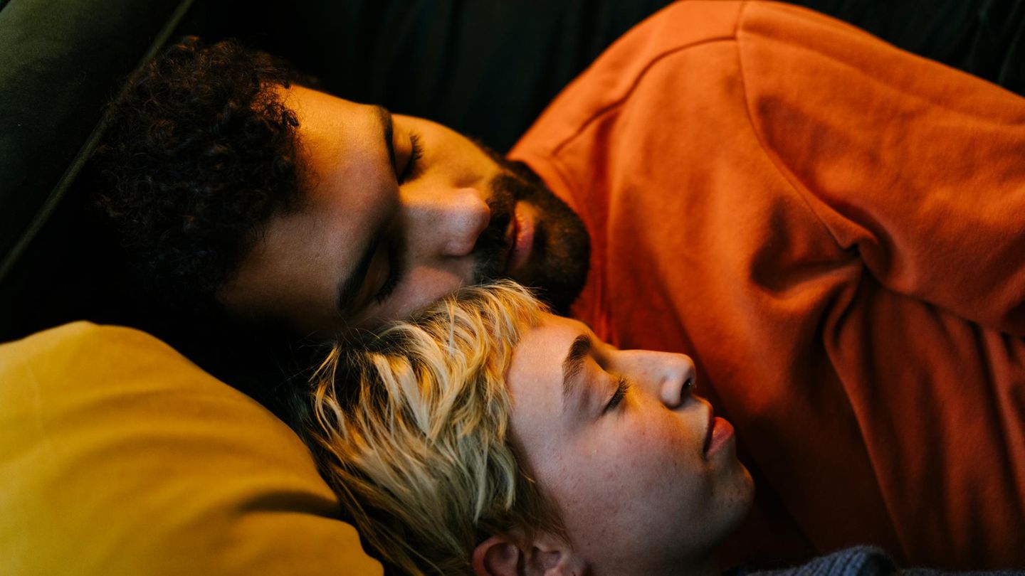 Ein Paar in einer Beziehung kuschelt