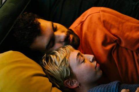 Ein Paar in einer Beziehung kuschelt