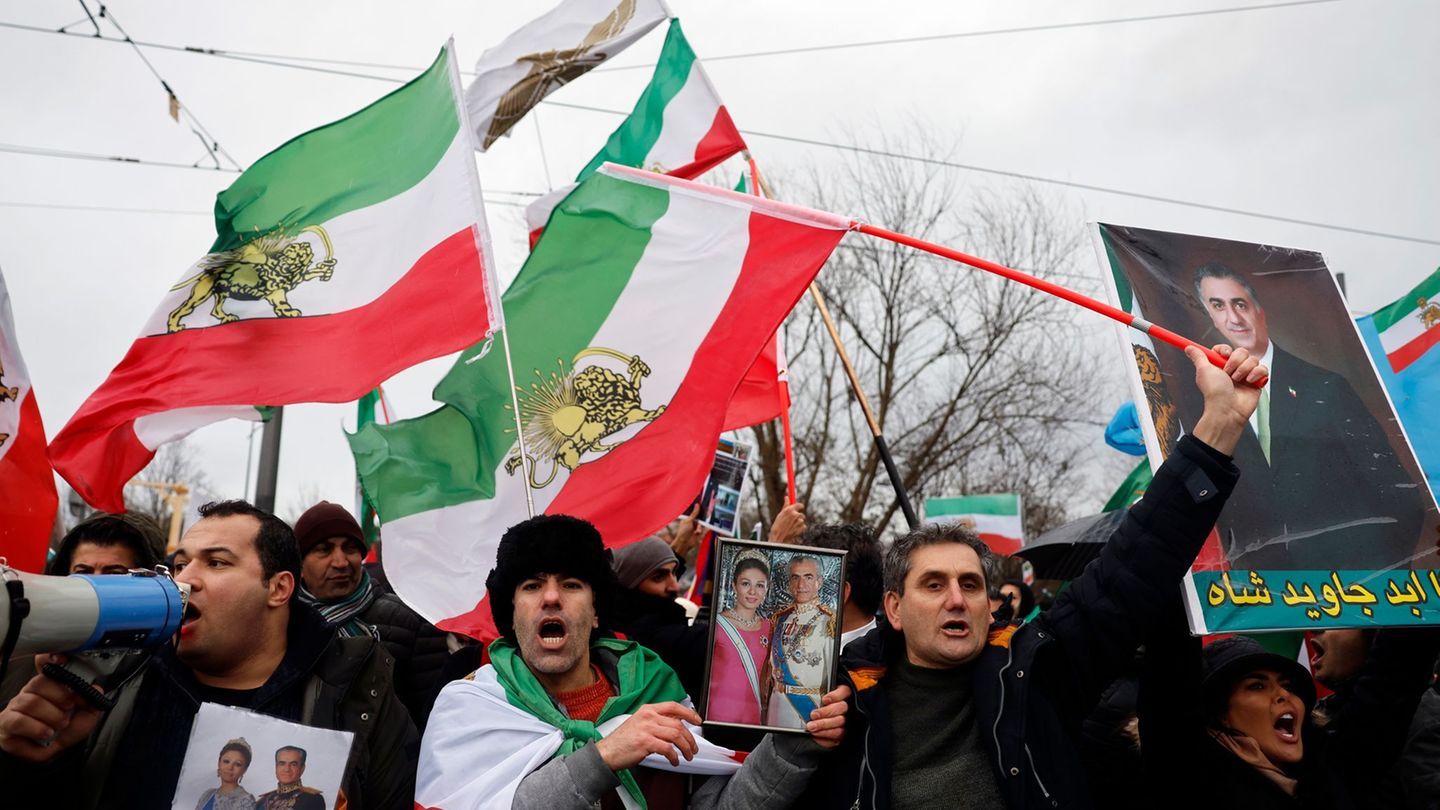 Flaggen wie diese sollen in Aachen im Fenster gehangen haben. (Archivbild) Foto: Jean-Francois Badias/AP/dpa