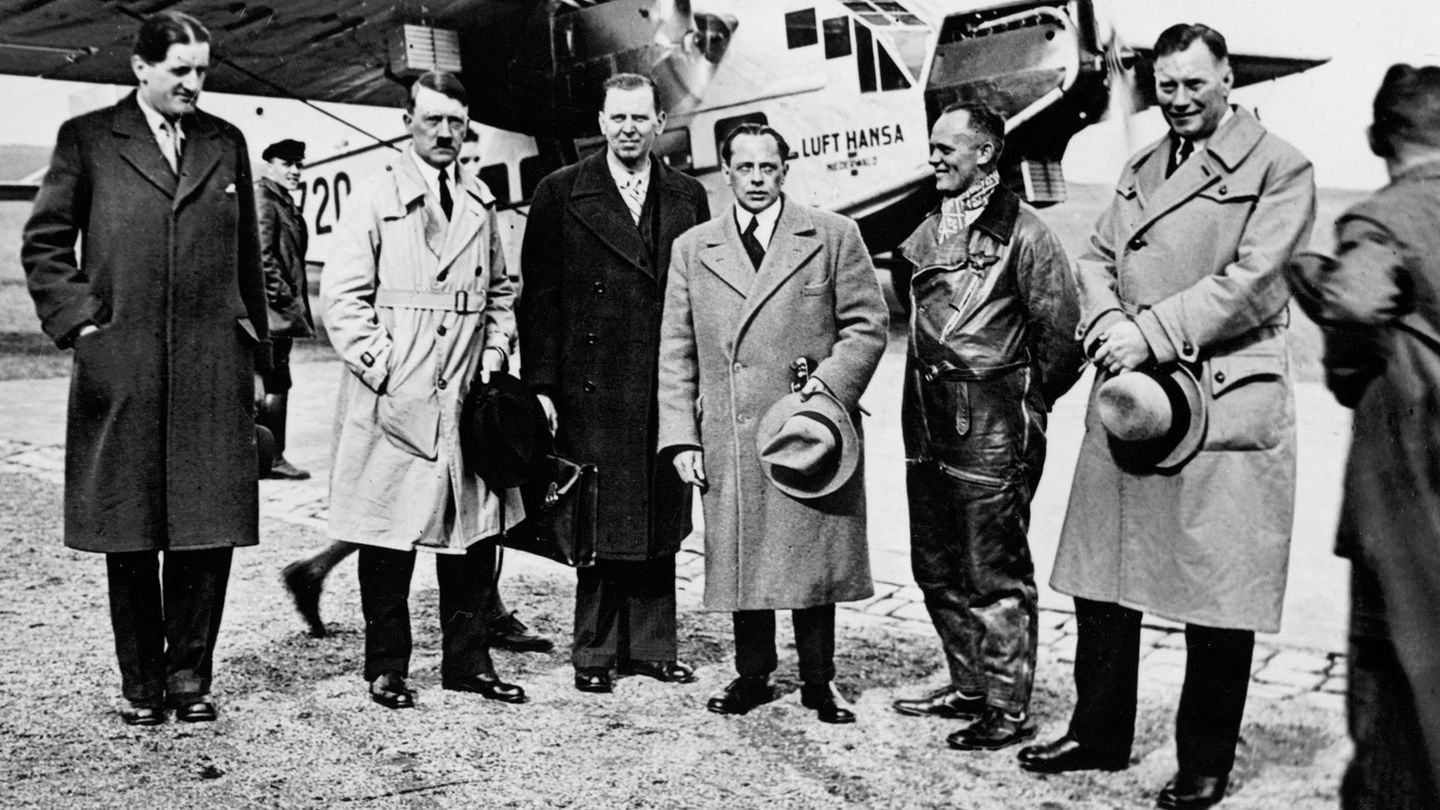 Adolf Hitler (zweiter von links) nutzte im Wahlkampf 1932 die "Luft Hansa", um dank schneller Flüge bis zu neunmal am Tag im gesamten Reichsgebiet bei Großveranstaltungen aufzutreten.