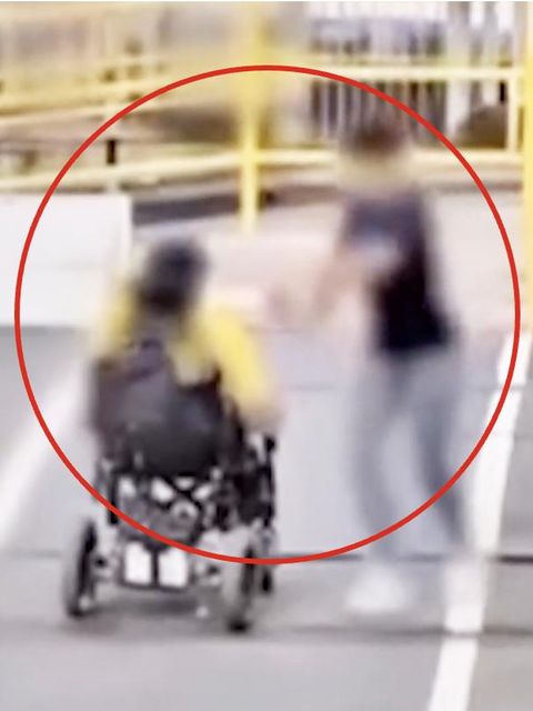 „Sekunden bevor Zug kam“ – Passanten retten Rollstuhlfahrer von Bahnübergang