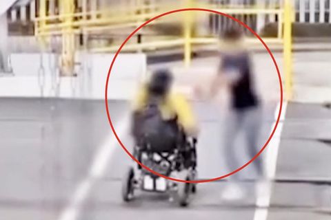 „Sekunden bevor Zug kam“ – Passanten retten Rollstuhlfahrer von Bahnübergang