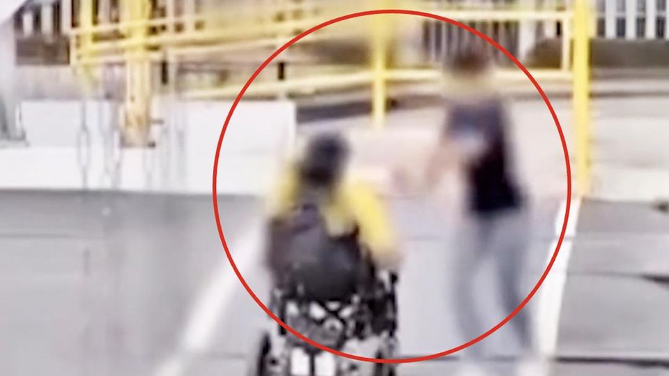 „Sekunden bevor Zug kam“ – Passanten retten Rollstuhlfahrer von Bahnübergang