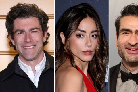Max Greenfield (l.), Chloe Bennet und Kumail Nanjiani gehören zum Cast der vierten "The White Lotus"-Staffel.