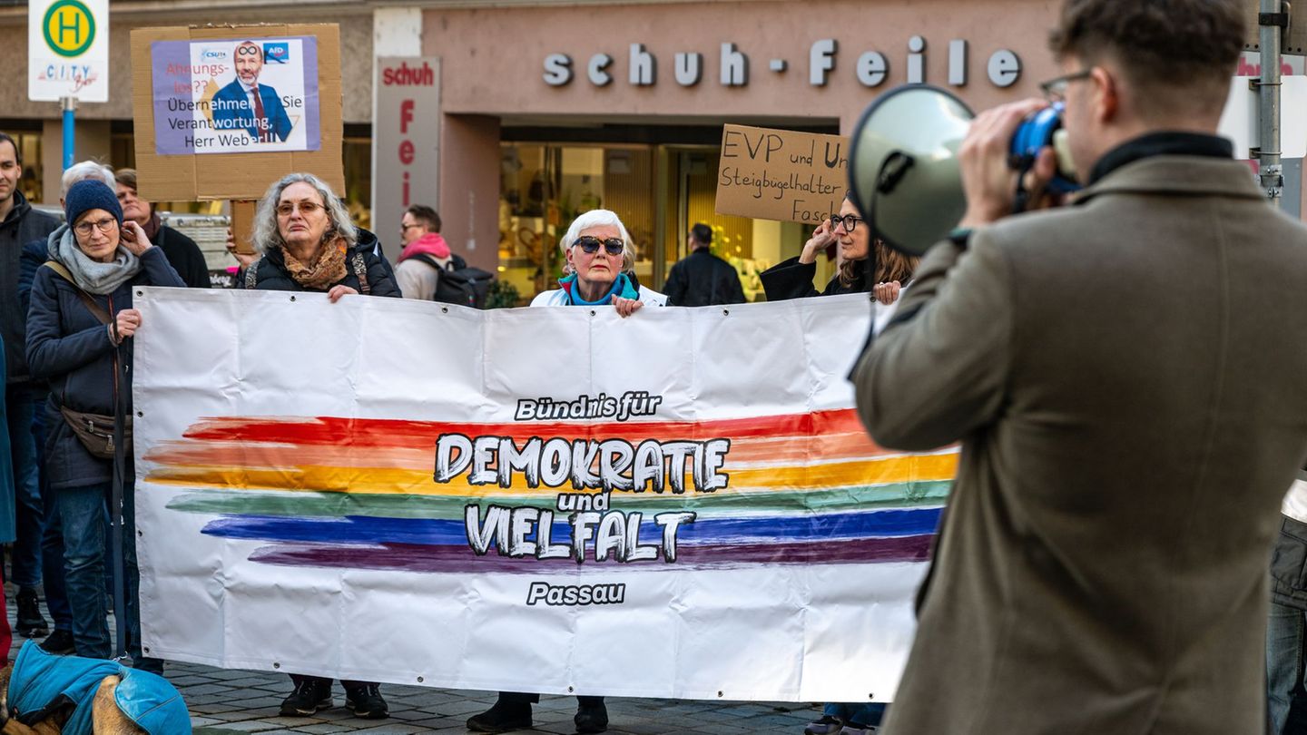 Demonstration des "Passauer Bündnisses für Demokratie und Vielfalt" protestierten gegen EVP-Chef Weber und eine Zusammenarbeit d