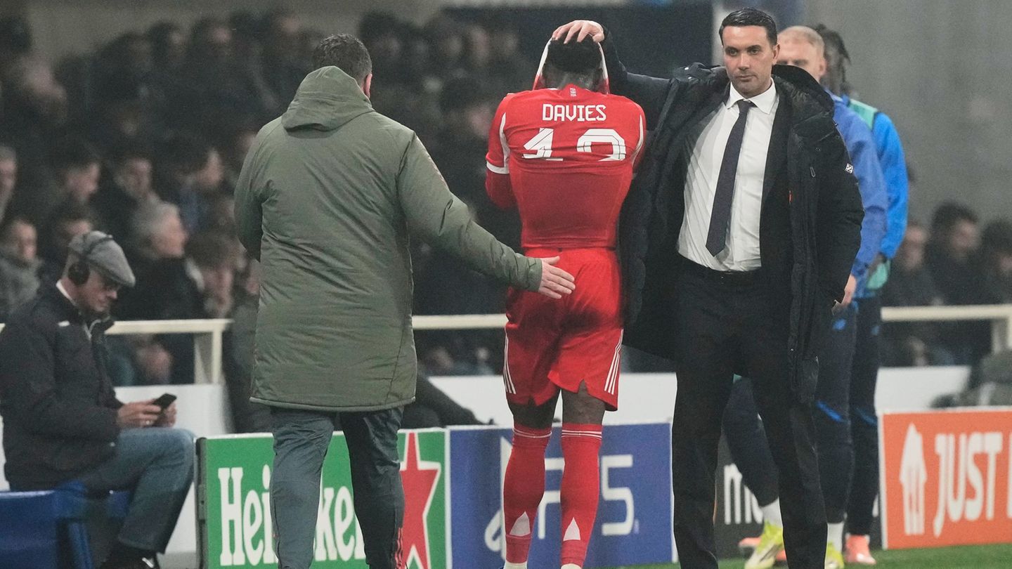 Atalanta-Trainer Raffaele Palladino (r) tröstet beim Hinspiel in Bergamo den verletzt ausgewechselten Bayern-Profi Alphonso Davi