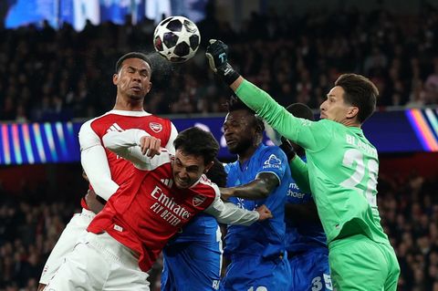 Hielt Bayer lange im Spiel: Torhüter Janis Blaswich (r.) Foto: Ian Walton/AP/dpa