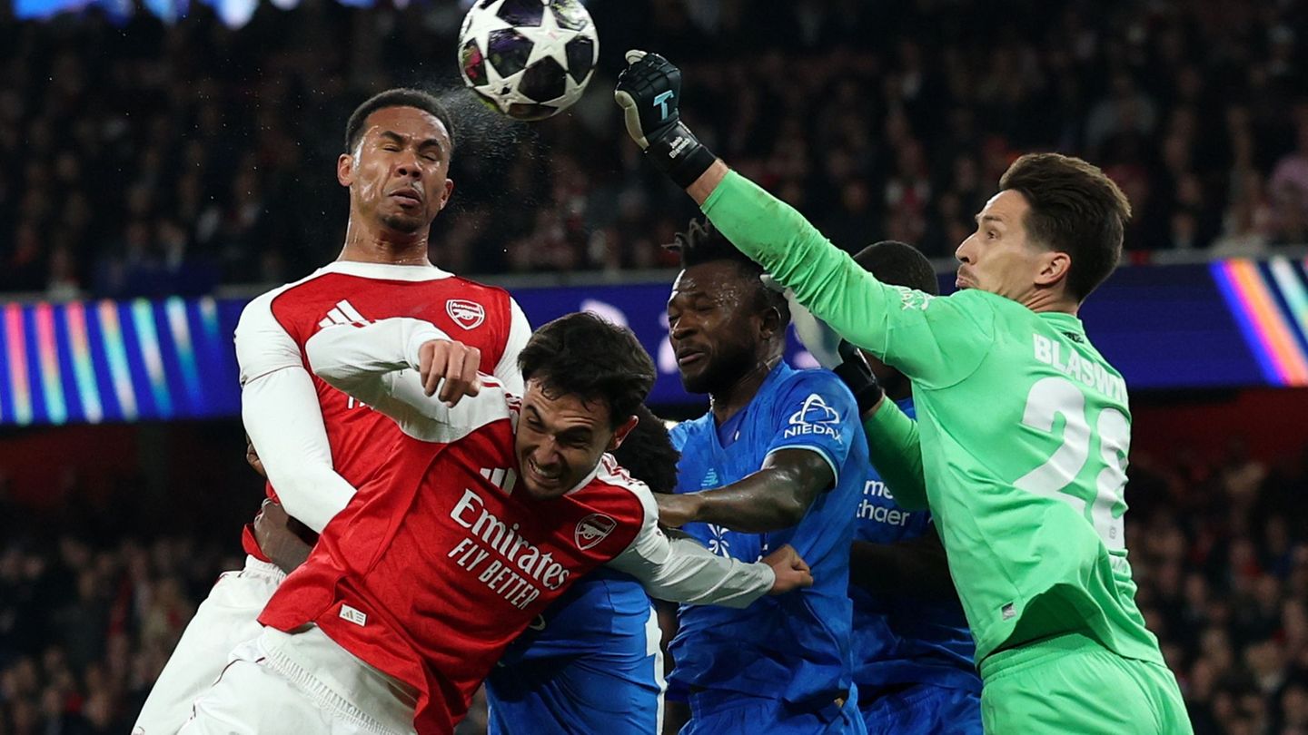 Hielt Bayer lange im Spiel: Torhüter Janis Blaswich (r.) Foto: Ian Walton/AP/dpa