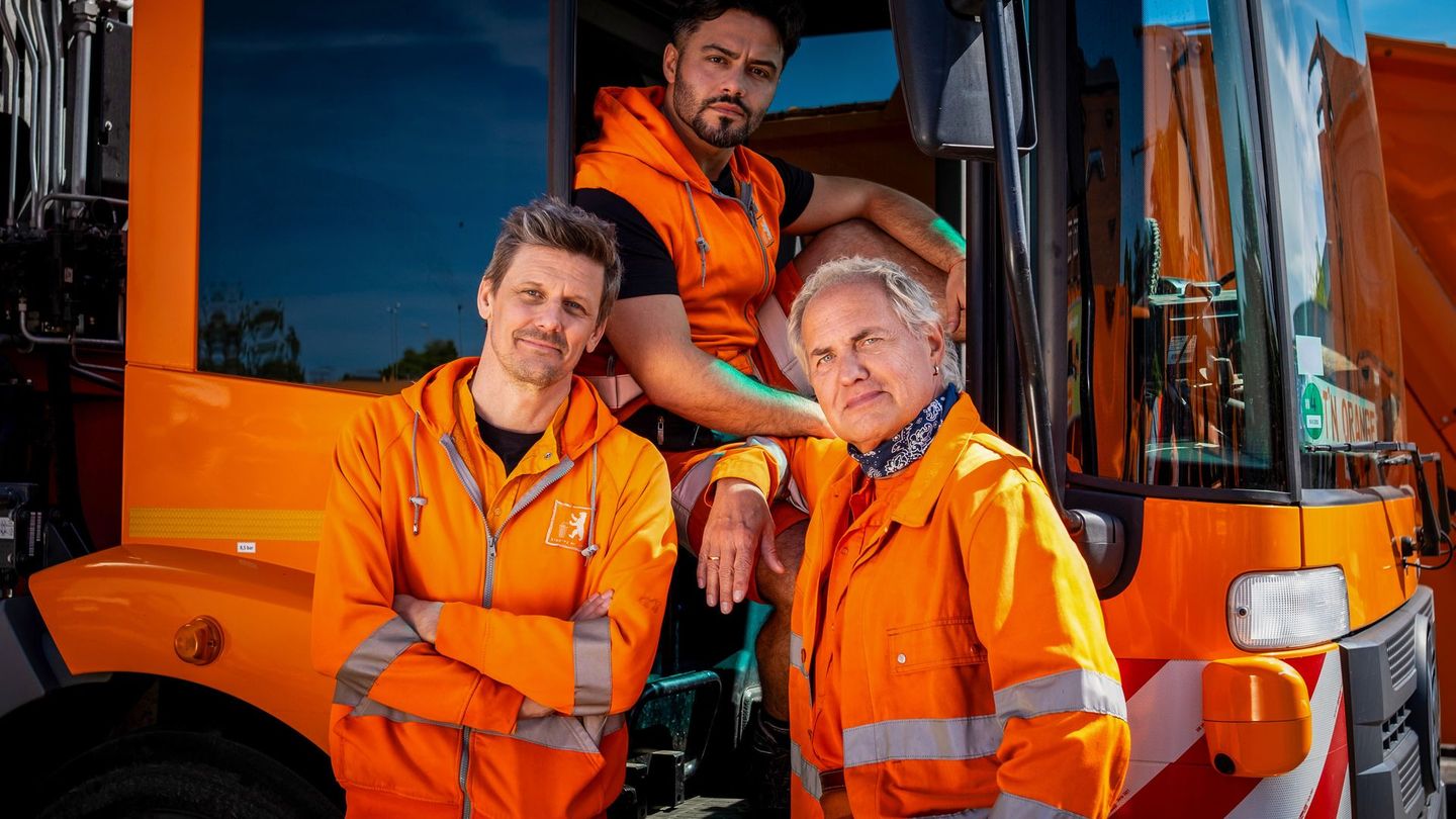 "Die Drei von der Müllabfuhr" haben auch im 14. Film der Reihe alle Hände voll zu tun. Diesmal jagen Motte (Marc Oliver Schulze, links), Tarik (Aram Arami, Mitte) und Käptn Werner Träsch (Uwe Ochsenknecht) zwei falsche Müllmänner.