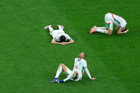 Deprimierte marokkanische Spieler auf dem Rasen nach der Niederlage gegen den Senegal im Endspiel des Afrika-Cups