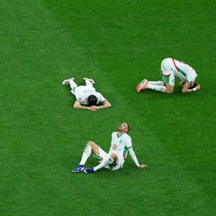 Deprimierte marokkanische Spieler auf dem Rasen nach der Niederlage gegen den Senegal im Endspiel des Afrika-Cups